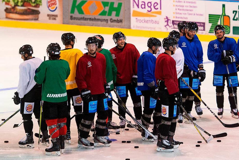 Erstes Eistraining des EHC Freiburg vor den Fans (Foto: Patrick Seeger) Erstes Eistraining des EHC Freiburg vor den Fans (Foto: Patrick Seeger)