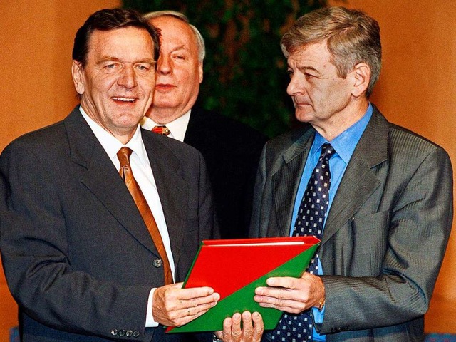 Gerhard Schrder und Joschka Fischer i...8 mit dem rot-grnen Koalitionsvertrag  | Foto: A3215 Michael Jung