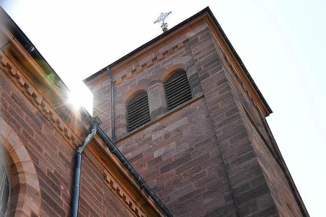 Fotos: Malermeister streicht Denzlinger Kirche alleine an