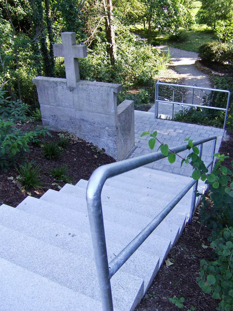An der Treppe zwischen Kurpark und Neubaugebiet zum Archologie-Park ist nun ein Gelnder angebracht worden.