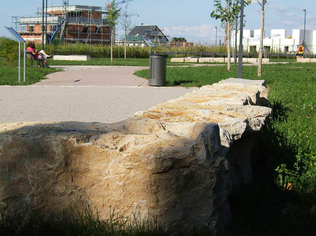 Groe Kalksteinblcke, wie die zur Einfassung der Siedlungen im Archologiepark gab es hier frher nicht. Die Huser wurden frher mit Steinen vom Biengener Berg errichtet.