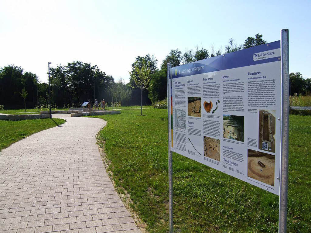 Ein sanft geschwungener Weg fhrt durch den Archologiepark und vom Kurgarten ber die Treppe in den Kurpark und zum See im Park.