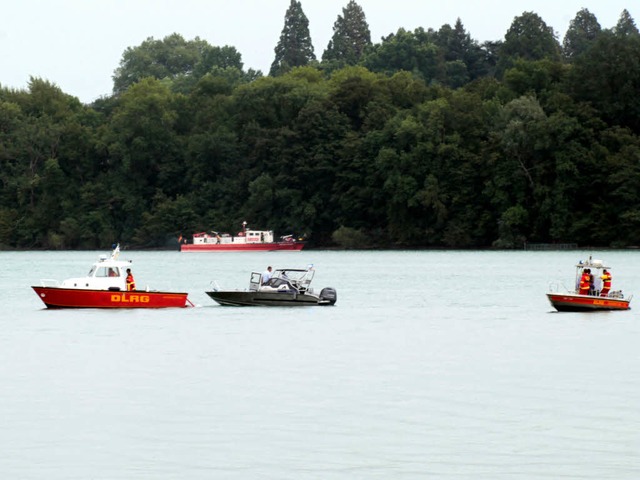 Boote von Einsatzkrften fahren am 08....tten an der Absturzstelle auf dem See.  | Foto: dpa