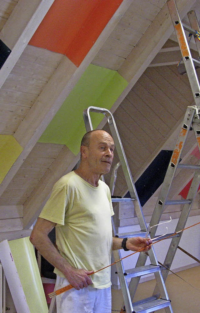 Knstler Platino beim Aufbau seiner Ausstellung im Hans-Thoma-Kunstmuseum.   | Foto: Ulrike Spiegelhalter
