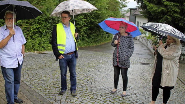 Trotz des Regens kamen Anwohner, um ih...s Benz, Beate Krein und Chris Hering.   | Foto: Rolf Reimann