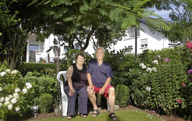 In ihrem Garten wie im Urlaubsparadies sitzen Reinhilde und Willi Khne.   | Foto: Barbara Rderer