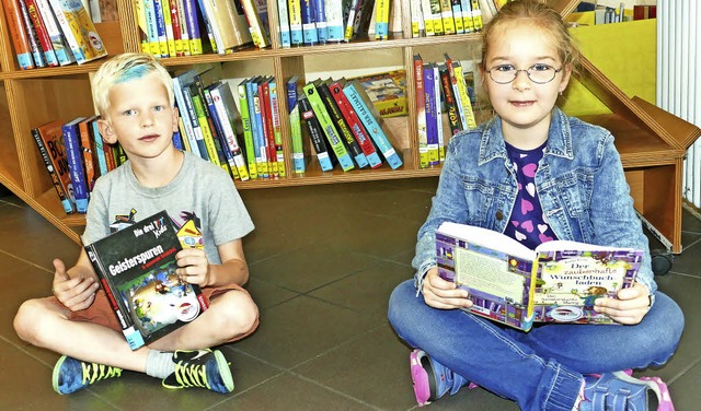 Paulina Strk und Noah Wunderlich sind echte Leseratten.   | Foto: E. Bischoff