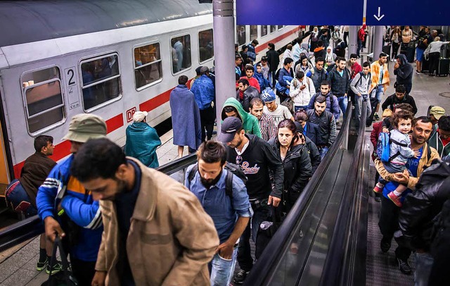 Flchtlinge kommen am Bahnhof an.   | Foto: dpa