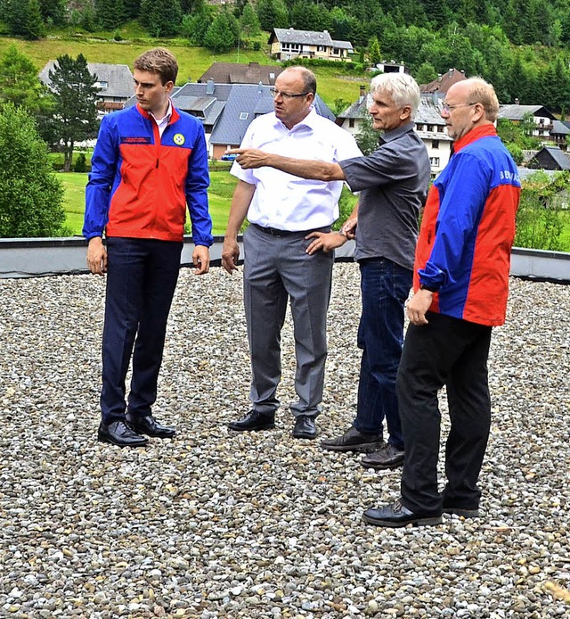 Der Landesvorsitzende der Bergwacht, O...en geplanten Standort in Augenschein.   | Foto: Sahli