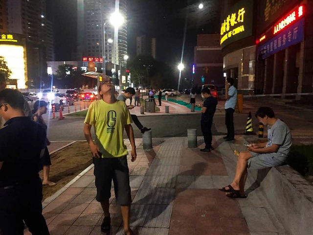 Menschen verlassen die Gebude in Xian... war die Erschtterung noch zu spren.  | Foto: AFP