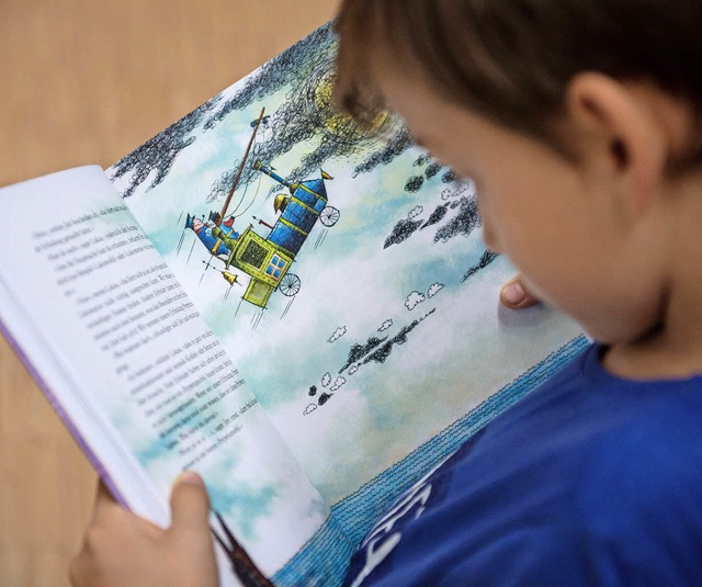 Das freut die Eltern: Ein Junge liest ein Buch.  | Foto: dpa
