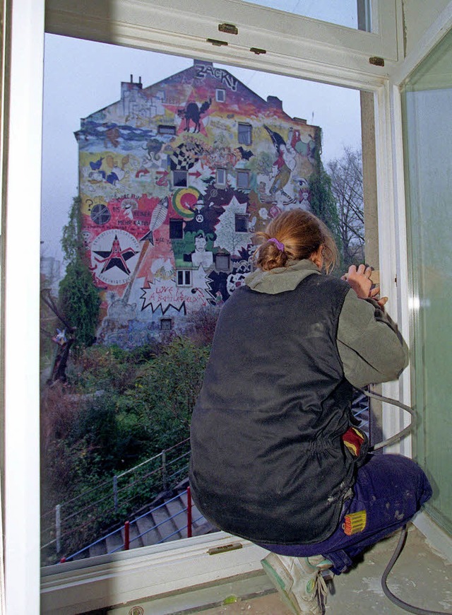November 1997: Eine Bewohnerin eines H...e Gebude heute einer Genossenschaft.   | Foto: dpa