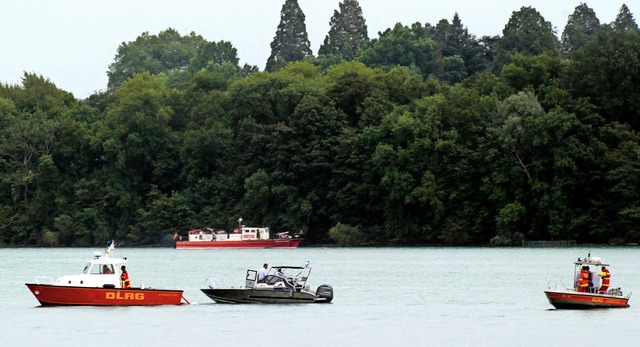 Die Bergungsarbeiten wurden am Dienstagmittag wegen starker Winde unterbrochen.  | Foto: dpa