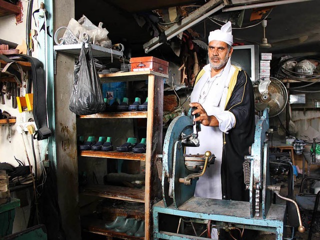 Sheikh Mohammed Jaber in seiner Schusterwerkstatt  | Foto: Lissy Kaufmann/DPA