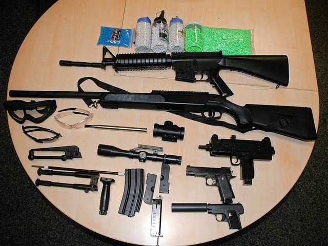 Die beschlagnahmten Softairwaffen sehen tuschend echt aus.  | Foto: Polizei Freiburg