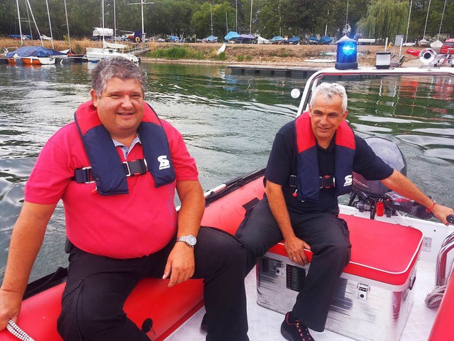 Zwei Mann in einem Boot: Fred Hugle (C...ehrkommandant) im Einsatz am Gifizsee.  | Foto: Seller