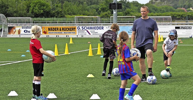 Johannes Ackermann mit den jungen Kickern  | Foto: Sigrid Umiger