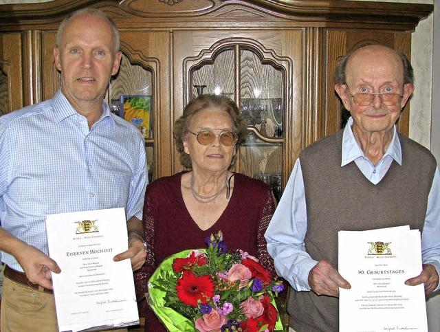 Zum seltenen Fest der Eisernen Hochzei...m Jubelpaar Alois und Johanna Burgert.  | Foto: Manfred Lange