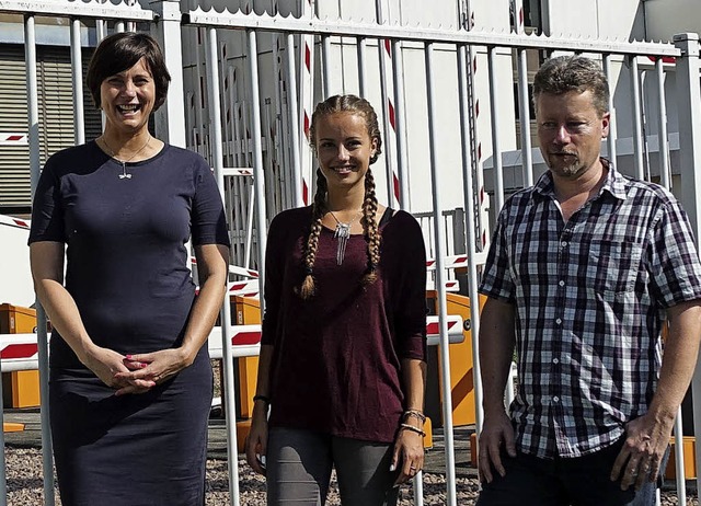 Melanie Kursawe (Mitte) leistet einen ...)  und Vater Andreas  Kursawe freuen.   | Foto: Hans-Jrgen Hege