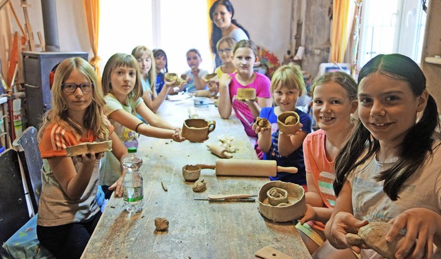 Im Atelier von Andrea Barth in Schwani...ie Kinder stolz ihre tnernen Objekte.  | Foto: Andreas Mahler