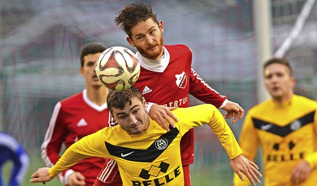 Der Wittnauer Ralf Wassmer berspringt...yhler Jens Ritter beim Kopfballduell.   | Foto: Patrick Seeger