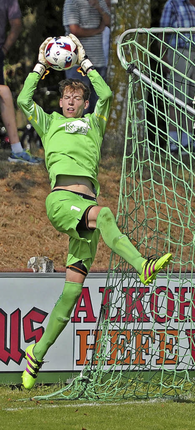 Keeper Pascal Sedlick vom  SC Orschwei...ne festen Zugriff auf das Spielgert.   | Foto: Pressebro Schaller