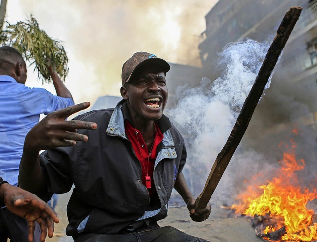 Anhnger von Kenias Oppositionsfhrer ...a protestieren am Mittwoch in Nairobi.  | Foto: dpa