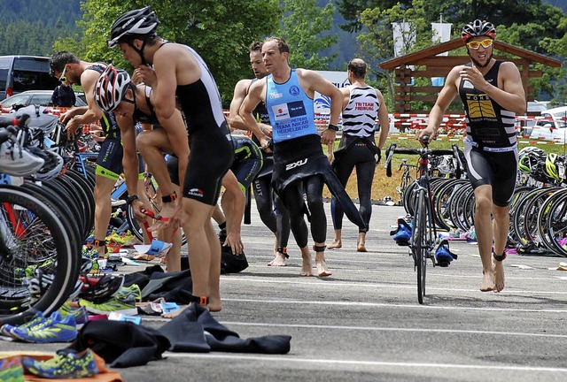 Auch in der Triathlon-Wechselzone zhlt jede Sekunde.   | Foto: Jrgen Ruoff