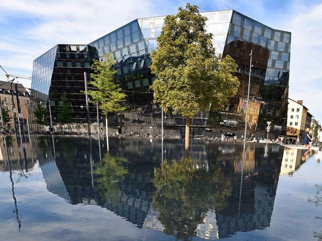 Ein Blick auf das Wasserbecken, in dem sich die Unibibliothek spiegelt.  | Foto: Rita Eggstein