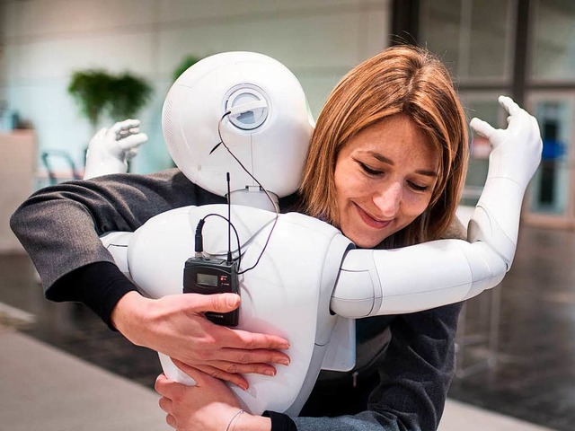 Mensch und Maschine umarmen sich.   | Foto: dpa