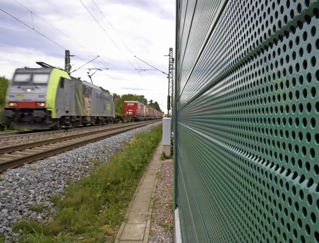 Die Lrmschutzwand stlich der Gleise ... auch die Lrmschutzwnde hher sein.   | Foto: Siegfried Gollrad