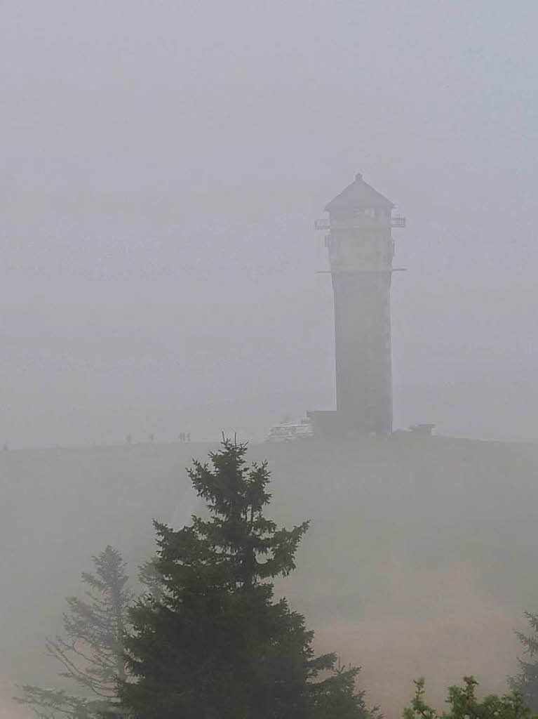 Der Feldbergturm im Nebel