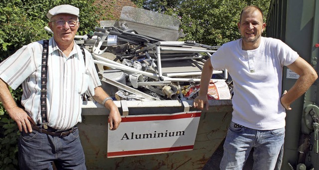 Roland und Helmut Kern sind seit ber ...hren Recyclinghofbetreuer in Teningen.  | Foto: Lra