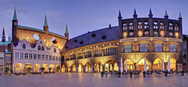 Abendstimmung am Rathausmarkt: Die Sta... Lbeck whrend der Hansezeit bauten.   | Foto: dpa