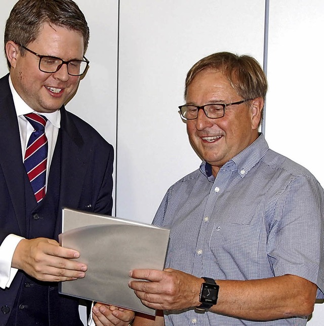 Seit 40 Jahren in der Gemeinde: Jrgen...rkunde von Brgermeister Tobias Benz.   | Foto: Grenzach-Wyhlen