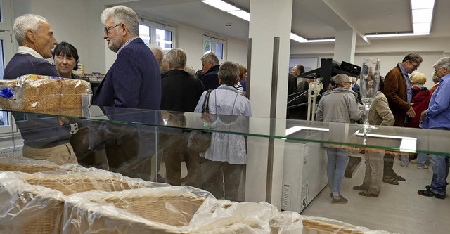 Volles Haus: Am Donnerstag feierte der Tafelladen ein kleines Erffnungsfest.   | Foto: Verena Pichler