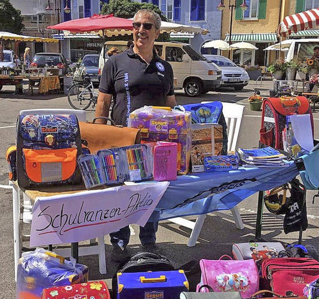 Ulrich Glockner nimmt am Marktplatz Schulranzen fr einen guten Zweck entgegen.  | Foto: privat