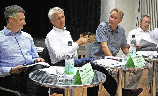 Andreas Heiler, Gerhard Zickenheiner, ...stoph Huber (von links) diskutierten.   | Foto: Mink