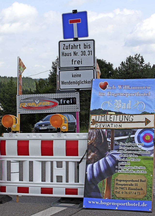 Die Sperrung auf dem Hchst: Die Betri...rklren den Autofahrern die Umleitung.  | Foto: Gert Brichta