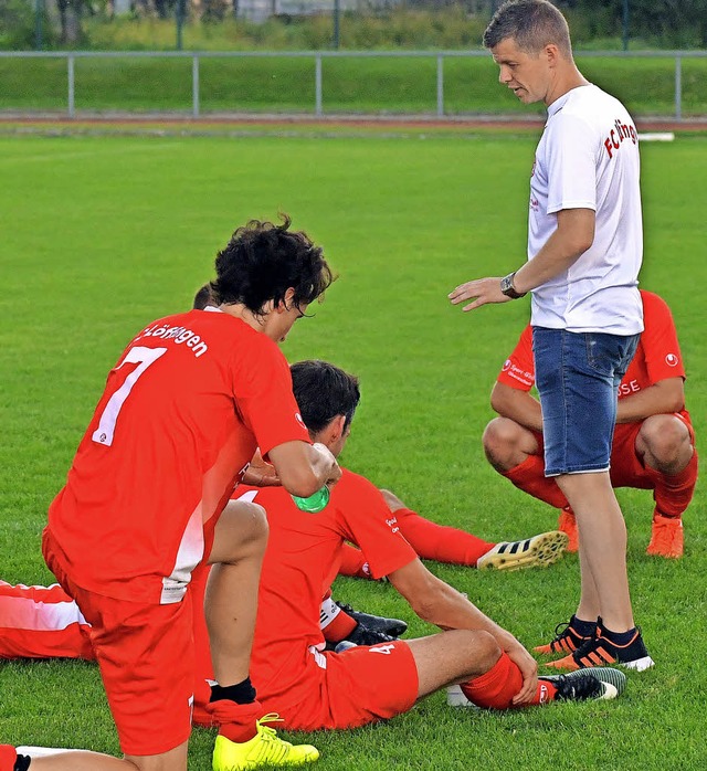 Die Lffinger Mannschaft von Trainer T...n Personalmangel fast von allein auf.   | Foto: Wolfgang scheu