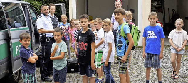 Das Polizeiauto, das die 14 Jungen und...orteten die vielen Fragen der Kinder.   | Foto: Reinhard Herbrig