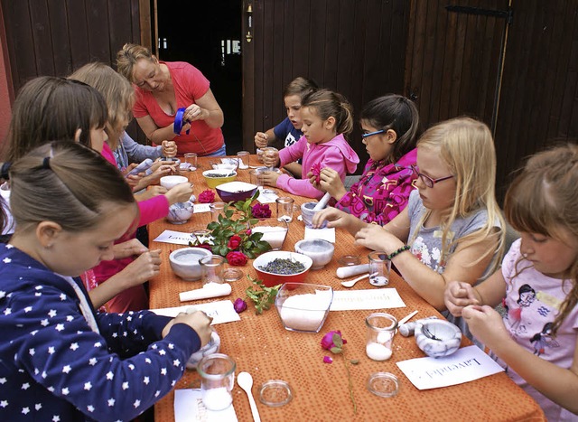 Die Kinder mussten Meersalz, Lavendel ..., um daraus ein Badesalz herzustellen.  | Foto: Probst