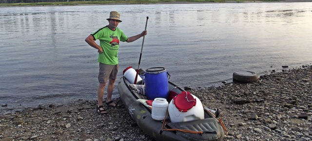 Mit dem Schlauchboot unterwegs war wie...Frey mit dem Boot am Ufer des Rheins.   | Foto: Privat