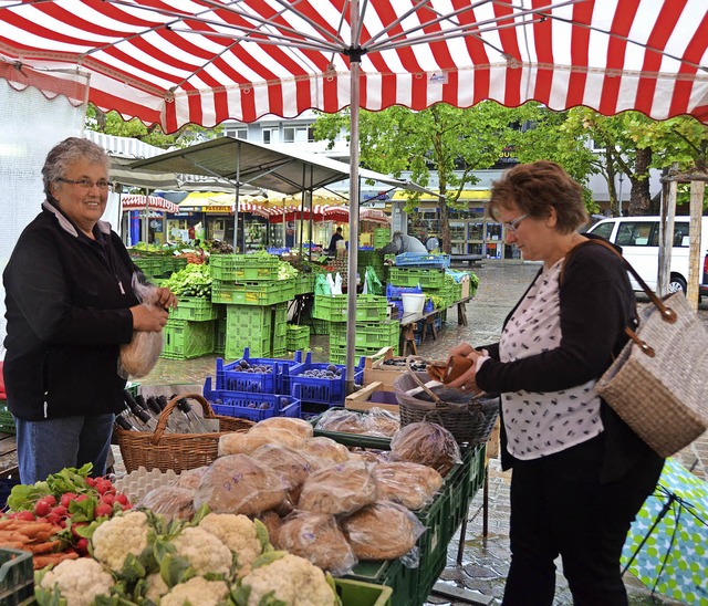 Selbst bei Regenwetter zeigt sich der Markt farbenfroh.  | Foto: Sarah Beha