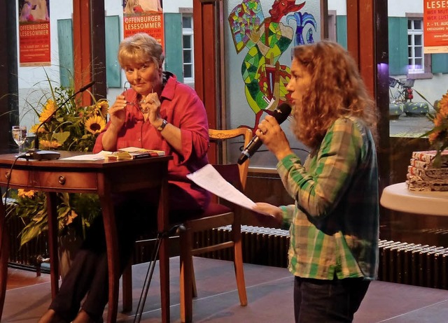 Den Anfang machte Margit Mller (links...bibliothek Offenburg bernehmen wird.   | Foto: Heidi Ast