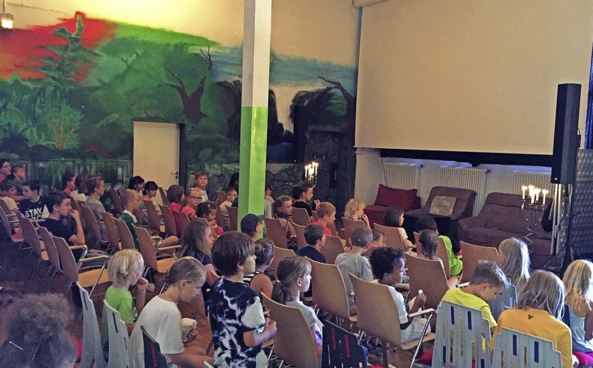 Gespanntes Warten der Kinder auf den Film mit dem Schaf.   | Foto: Privat