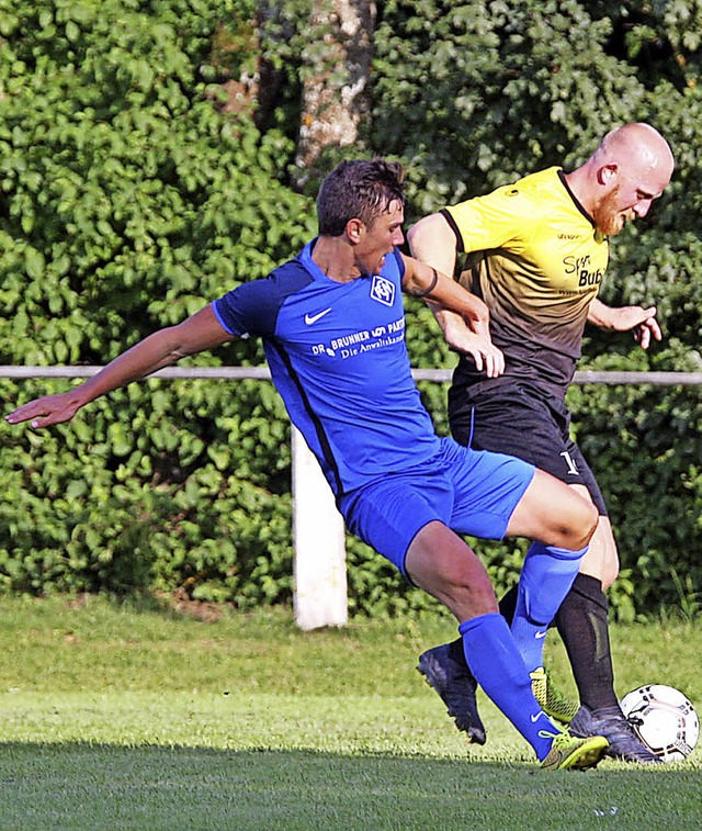 Arne Mundinger (links) knnte am Samst...FC Neustadt in die Startelf rutschen.   | Foto: Dieter Reinhardt