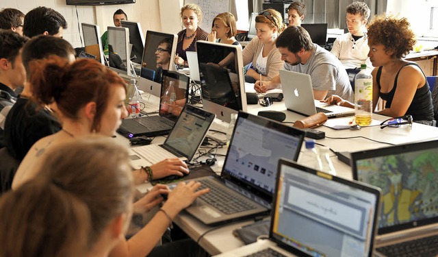 Studierende der HKDM an Laptops &#8211...ren sich ber die Studienbedingungen.   | Foto: Rita Eggstein