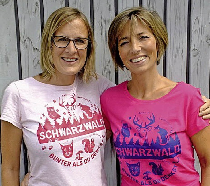 Peggy Abel (links) und eine Freundin tragen die Schwarzwald-T-Shirts.   | Foto: Privat