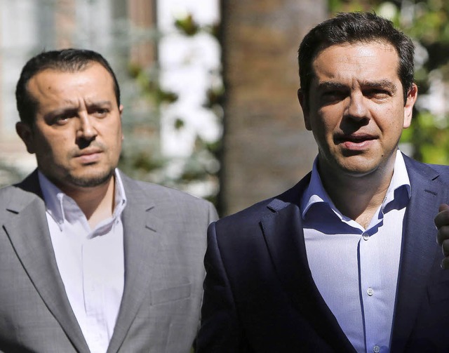Premier Alexis Tsipras (r.) mit einem seiner engsten Vertrauten, Nikos Pappas   | Foto: AFP